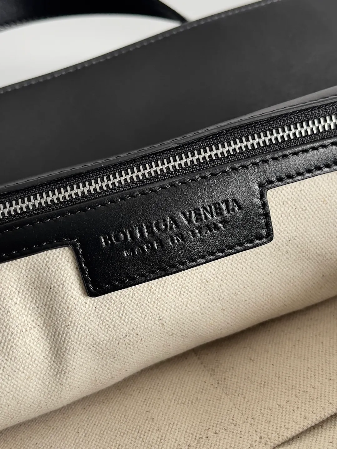 Batch 2460 Bottega Veneta's new men's Portfolio bag is a multi-functional and fashionable men's bag woven with cowhide, equipped with 1 internal zipper pocket and 2 flat pockets. It is absolutely no problem to store laptops, files and iPads. It is different from traditional briefcases. It is fashionable and versatile, and can be worn in formal or casual wear. It is super practical, extremely cost-effective, and feels practical minimalism! Style number: 795102 Size: 41*32*8cm